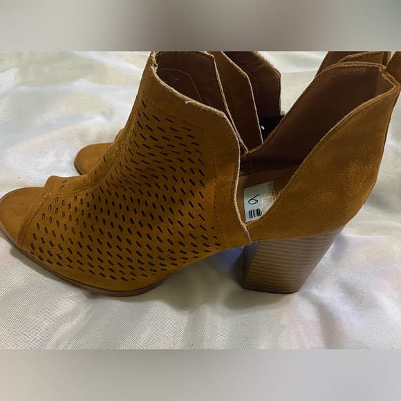 Soho Camel colored peep toe booties Sz 9 - Picture 3 of 11
